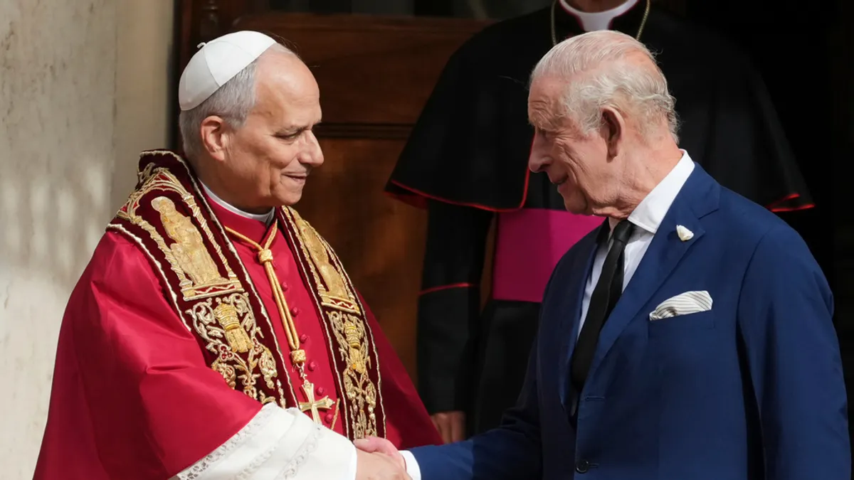 正在梵蒂岡訪問的英王查爾斯(右),打破歷史限制、首次與教宗一起祈禱。(美聯社) 正在梵蒂岡訪問的英王查爾斯(右),打破歷史限制、首次與教宗一起祈禱。(美聯社)