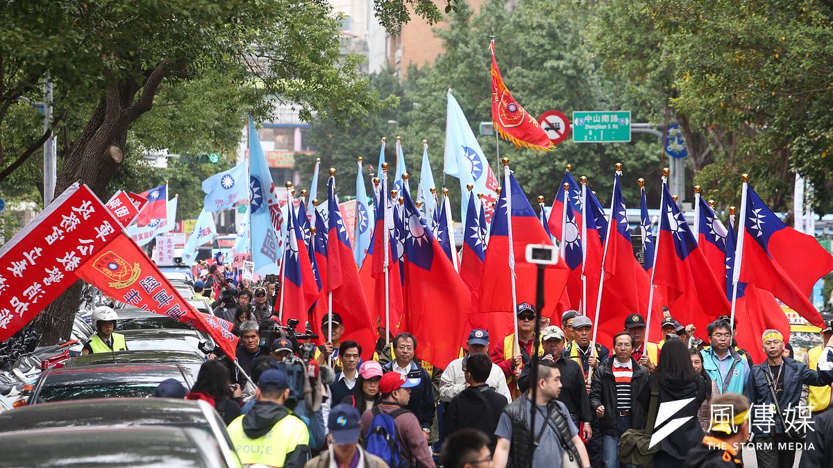 不滿年金改革遭汙名化,八百壯士在立法院外埋鍋造飯,還數度遊行。(資料照片,陳明仁攝) 不滿年金改革遭汙名化,八百壯士在立法院外埋鍋造飯,還數度遊行。(資料照片,陳明仁攝)