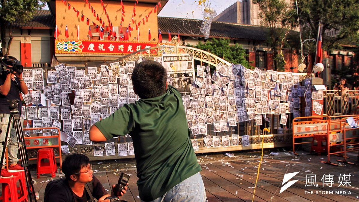 勞團立法院外抗議砍7天,砸雞蛋抗議。(曾原信攝) 勞團立法院外抗議砍7天,砸雞蛋抗議。(曾原信攝)