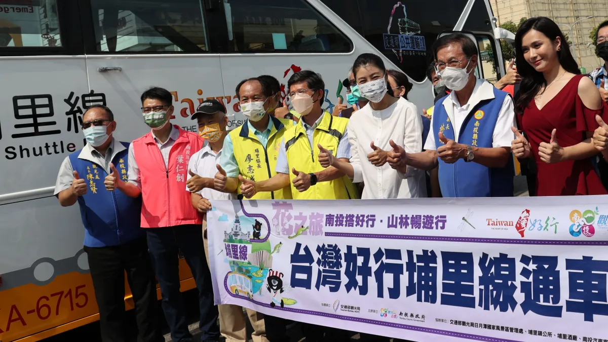 南投縣長林明溱14日主持台灣好行埔里線通車典禮,特別跟促成埔里線台灣好行觀光新服務的大推手立委許淑華,親自歡迎從台中搭乘首發車到埔里旅遊的乘客。(圖/南投縣政府)