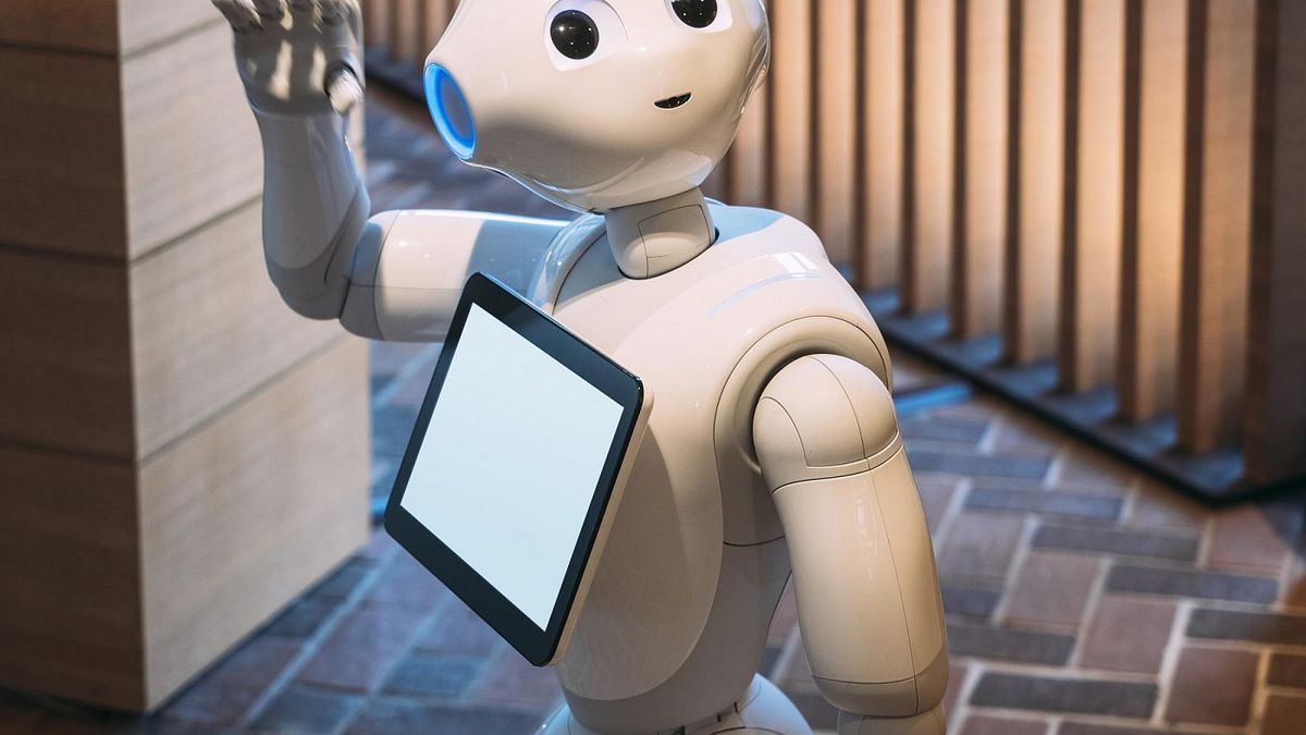 Pepper這類服務型機器人,已逐漸攻佔許多服務人力,讓許多人類店員感到相當擔憂。(圖/shutterstock,數位時代提供) Pepper這類服務型機器人,已逐漸攻佔許多服務人力,讓許多人類店員感到相當擔憂。(圖/shutterstock,數位時代提供)