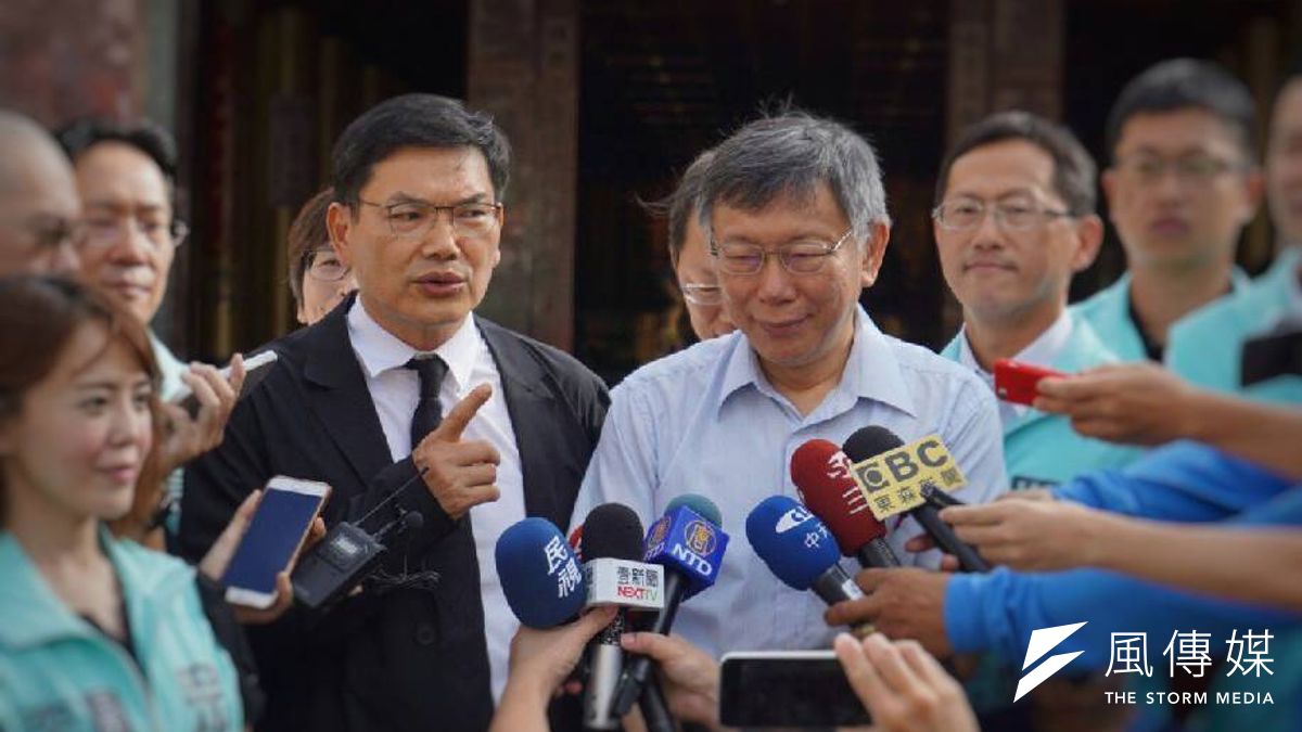 民眾黨黨主席柯文哲偕同高雄市長候選人吳益政議員前往高雄關帝廟參拜,在廟門口受到相當多支持群眾加油打氣。(圖/徐炳文) 民眾黨黨主席柯文哲偕同高雄市長候選人吳益政議員前往高雄關帝廟參拜,在廟門口受到相當多支持群眾加油打氣。(圖/徐炳文)