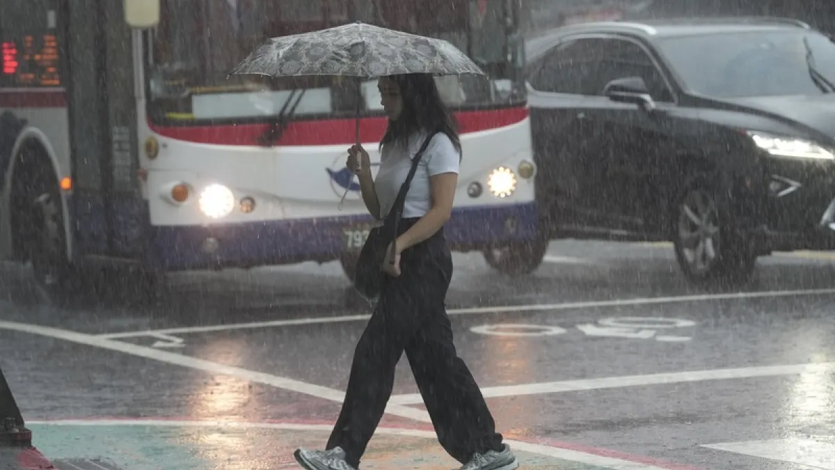 大雷雨狂炸!北台灣瞬間變汪洋,9/5全台停班停課資訊一次看。(圖/中央社記者徐肇昌攝)