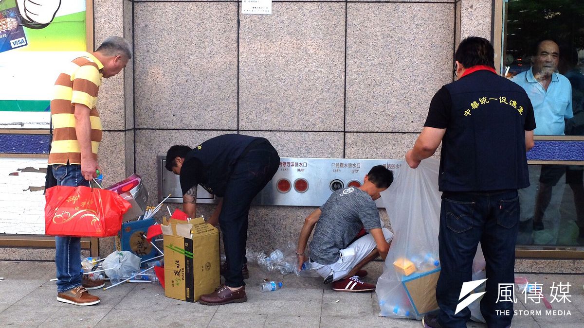 中華統一促進黨1日下午於台北車站一帶舉辦慶祝中國國慶日大遊行,遊行於4點結束並發放便當,民眾紛紛返家,未料現場留下大批垃圾,不少統促黨成員留下協助清掃。(謝孟穎攝) 中華統一促進黨1日下午於台北車站一帶舉辦慶祝中國國慶日大遊行,遊行於4點結束並發放便當,民眾紛紛返家,未料現場留下大批垃圾,不少統促黨成員留下協助清掃。(謝孟穎攝)