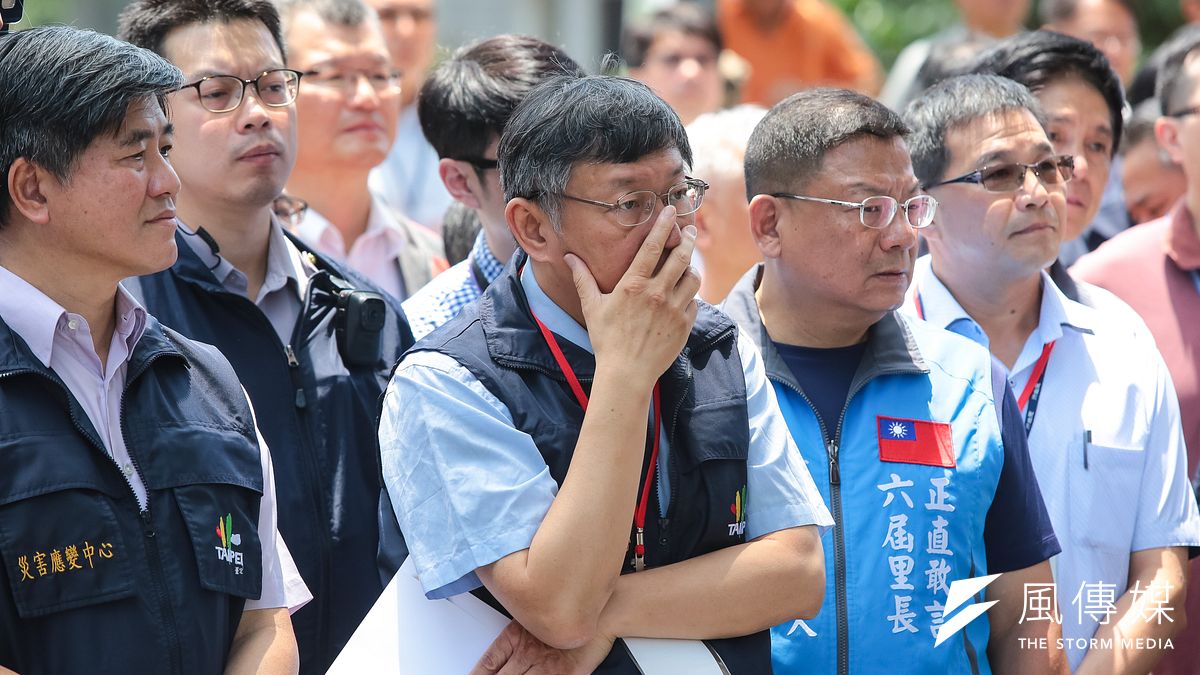 台北市長柯文哲28日出席「107年度台北區鐵安演習」,觀看演練項目。(顏麟宇攝) 台北市長柯文哲28日出席「107年度台北區鐵安演習」,觀看演練項目。(顏麟宇攝)