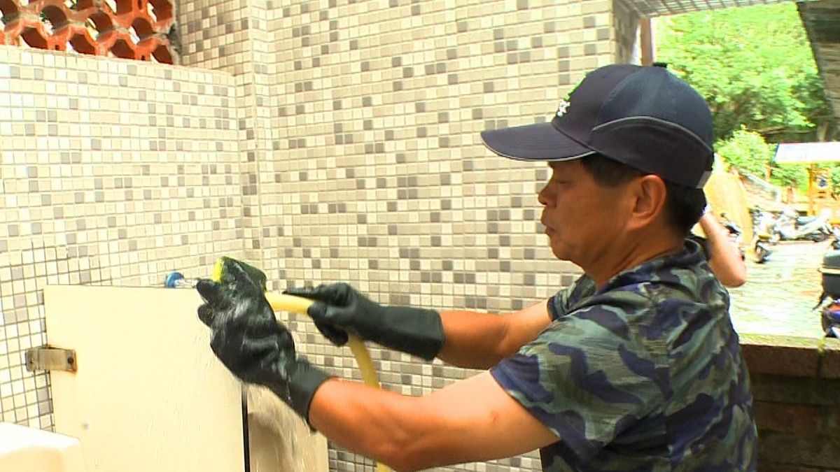 樹立勞動典範 坪林區長率一級主管打掃公廁 樹立勞動典範 坪林區長率一級主管打掃公廁