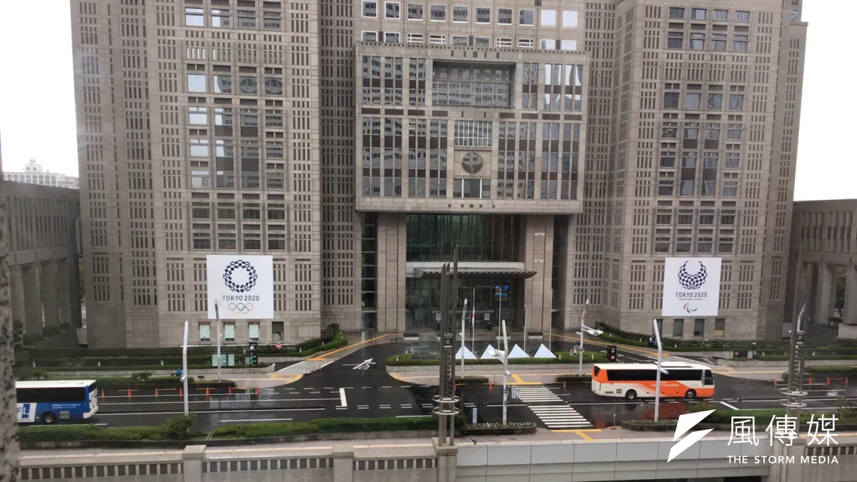 東京都庁の常設プロジェクションマッピングで、「新しい学校のリーダーズ」の楽曲「オトナブルー」と「TTTTOKYO」を使用した新作映像が上映されている。(魏嘉瑀撮影)