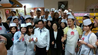 蔡英文6日在桃園市長鄭文燦的陪同下,參訪義美南崁廠。(民進黨中央提供)