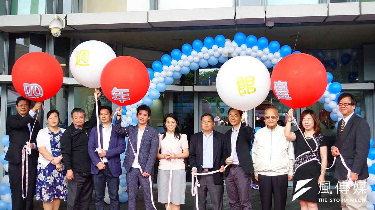 新北市立圖書館歡慶開館四週年,特別舉辦「好書公益拍賣會」,知名作家同時也是愛書人謝哲青(左五)特別擔任一日拍賣官。(圖/李梅瑛攝) 新北市立圖書館歡慶開館四週年,特別舉辦「好書公益拍賣會」,知名作家同時也是愛書人謝哲青(左五)特別擔任一日拍賣官。(圖/李梅瑛攝)