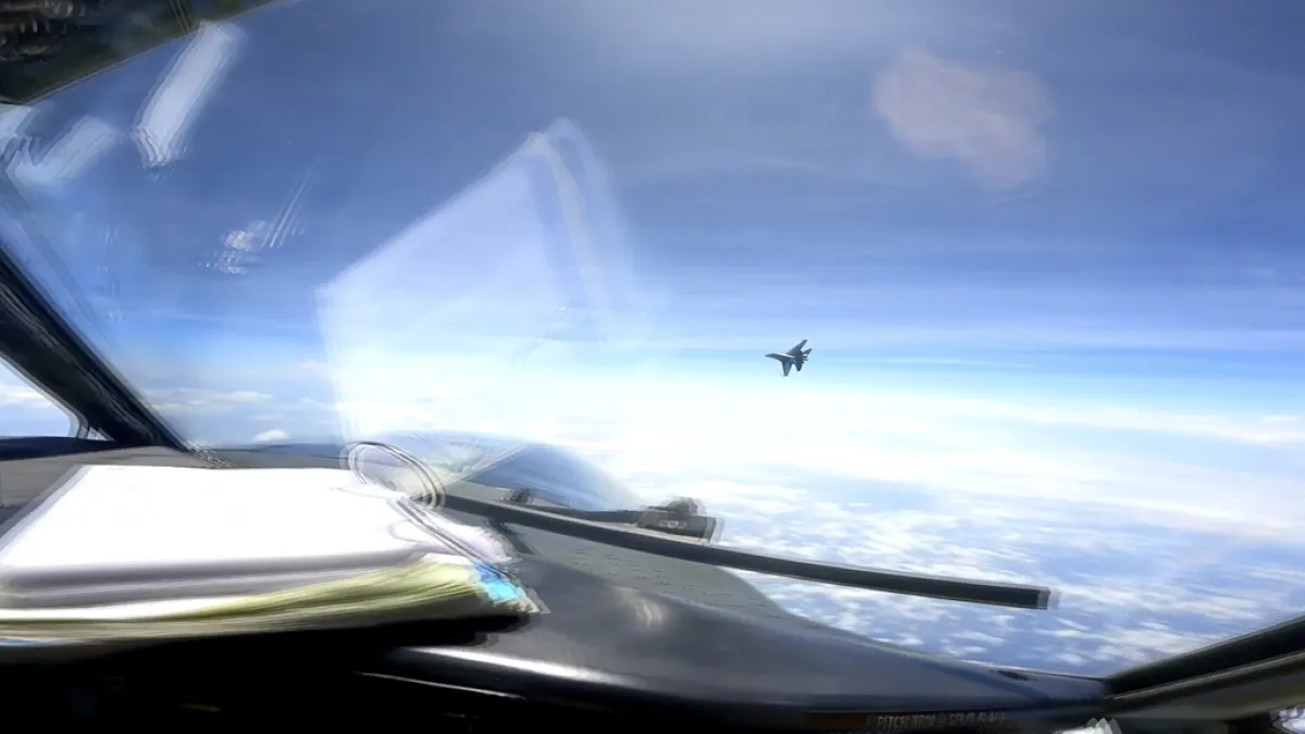 2023年5月26日,美國海軍公布畫面顯示,中方殲-16戰機在南海上空飛近美方的RC-135。(資料照,美聯社)