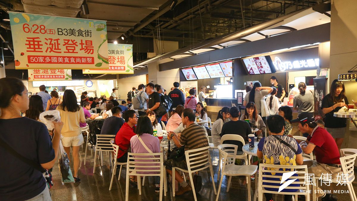 美食街等場所在用餐時間也要納入「限溫令」。(資料照片,顏麟宇攝) 美食街等場所在用餐時間也要納入「限溫令」。(資料照片,顏麟宇攝)