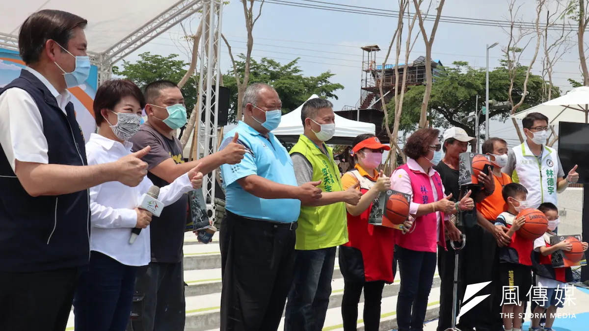 台中第一座兼具防汛公園-「大里草湖防災公園」啟用,市長盧秀燕跟在地議員、民眾玩有獎問答,加強對防災公園的認識。(圖/記者王秀禾攝)