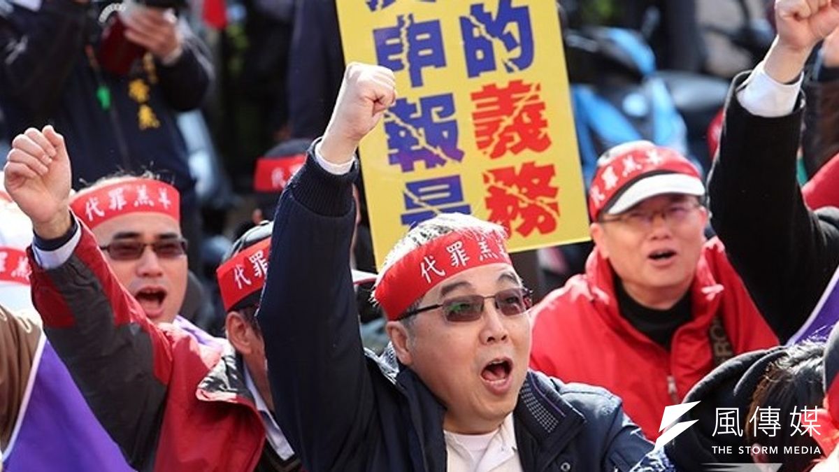 不滿立院覆議,中華民國地政士公會全聯會27日到立院抗議。(吳逸驊攝) 不滿立院覆議,中華民國地政士公會全聯會27日到立院抗議。(吳逸驊攝)