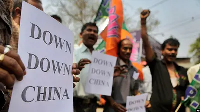 2012年3月21日印度抗議人士在Guahati舉行抗議,反對中國在布拉馬普特拉河(Brahmaputra River)中游地區建造大壩。(美聯社)