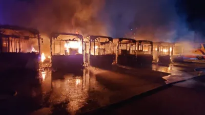 台中市去年發生9輛電動巴士起火燃燒情形,鋰電池故障可能是導火線之一。(消防局提供)