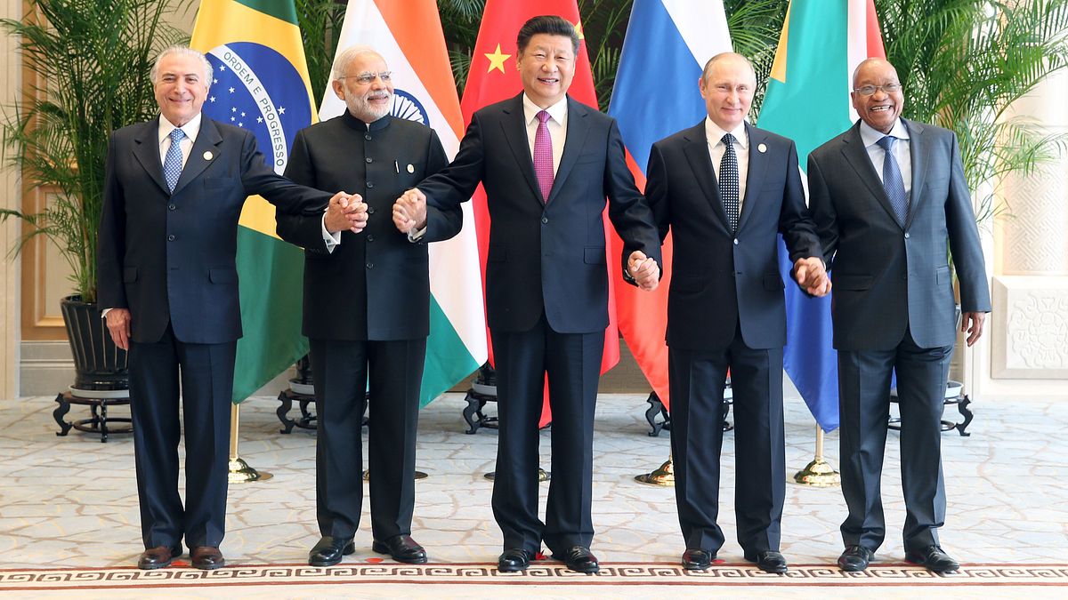 金磚國家第9次高峰會將於9月3日到5日在廈門舉行。圖為金磚國家領導人於2016年9月4日在杭州舉行的非正式會晤,由左至右:巴西總統特梅爾、印度總理莫迪、中國國家主席習近平、俄羅斯總統普京、南非總統祖馬。(資料照,新華社) 金磚國家第9次高峰會將於9月3日到5日在廈門舉行。圖為金磚國家領導人於2016年9月4日在杭州舉行的非正式會晤,由左至右:巴西總統特梅爾、印度總理莫迪、中國國家主席習近平、俄羅斯總統普京、南非總統祖馬。(資料照,新華社)
