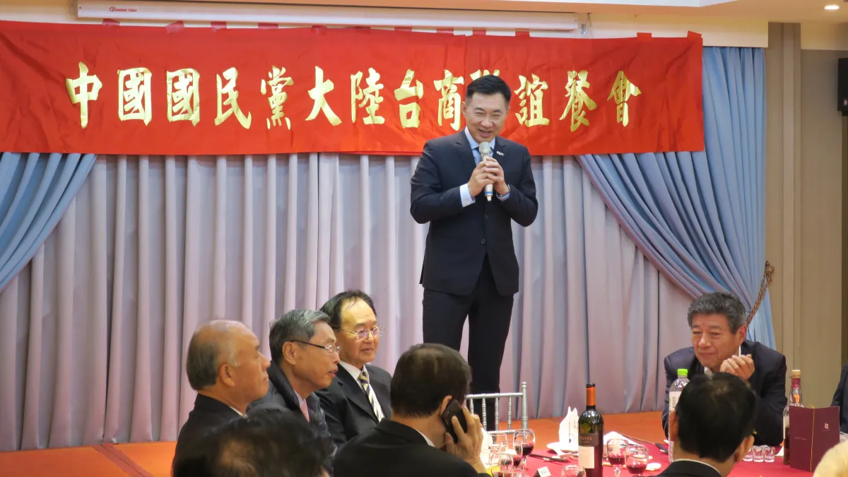 江啟臣(站立者)率國民黨黨務主管出席大陸台商新春聯誼餐會。(國民黨提供)