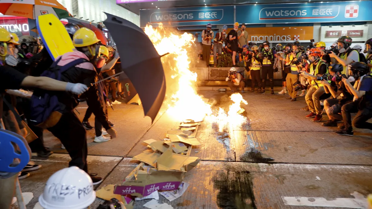 香港百萬人上街反送中以來,如今到底變怎樣了?圖為2019年8月3日香港反送中示威,旺角、黃大仙爆發警民衝突。(資料照,美聯社)