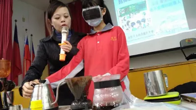 林佳箴到基隆三坑銘傳國中帶著學生體驗在看不見的情況下如何手沖咖啡。(林佳箴提供)