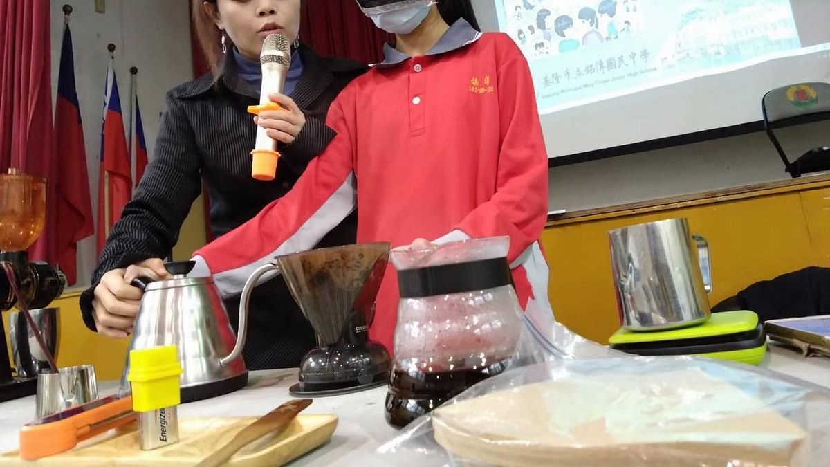 林佳箴到基隆三坑銘傳國中帶著學生體驗在看不見的情況下如何手沖咖啡。(林佳箴提供) 林佳箴到基隆三坑銘傳國中帶著學生體驗在看不見的情況下如何手沖咖啡。(林佳箴提供)