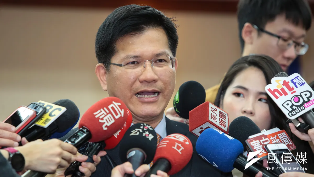 關於高鐵南延新增兩案,交通部長林佳龍(左一)表示,還在整體評估中,尚未定案。(資料照,顏麟宇攝)
