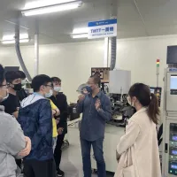 LHU多元半導體產業人才養成班,講師講解半導體封測設備。(圖/勞動力發展署桃竹苗分署提供) LHU多元半導體產業人才養成班,講師講解半導體封測設備。(圖/勞動力發展署桃竹苗分署提供)