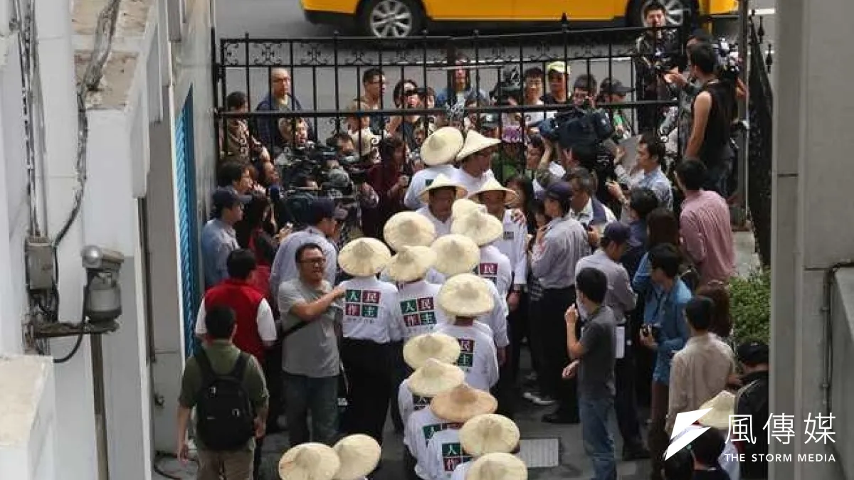 國民黨立院黨團28日開會,不滿公投盟群眾上周五圍堵立委,警方卻未妥善處理。圖為周五當日民眾在外等綠委步出立法院的畫面。(余志偉攝)