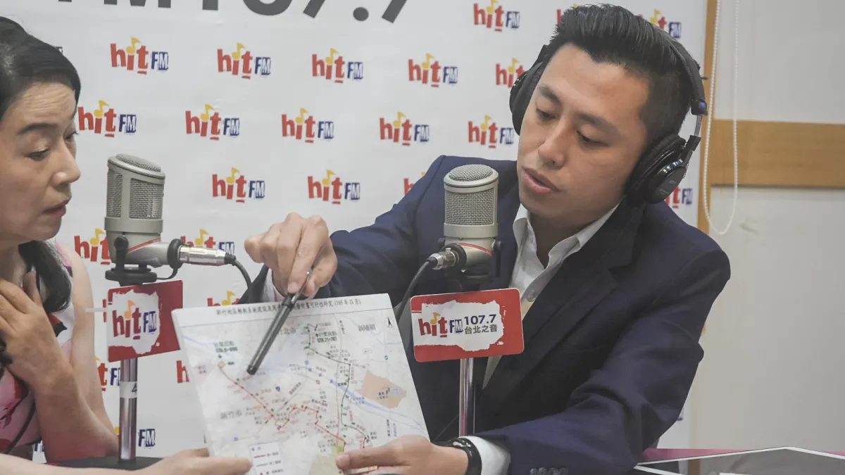 新竹市長林智堅13日北上接受廣播電台訪問,大談新竹輕軌計畫的前瞻與發展性。(圖/新竹市政府提供)