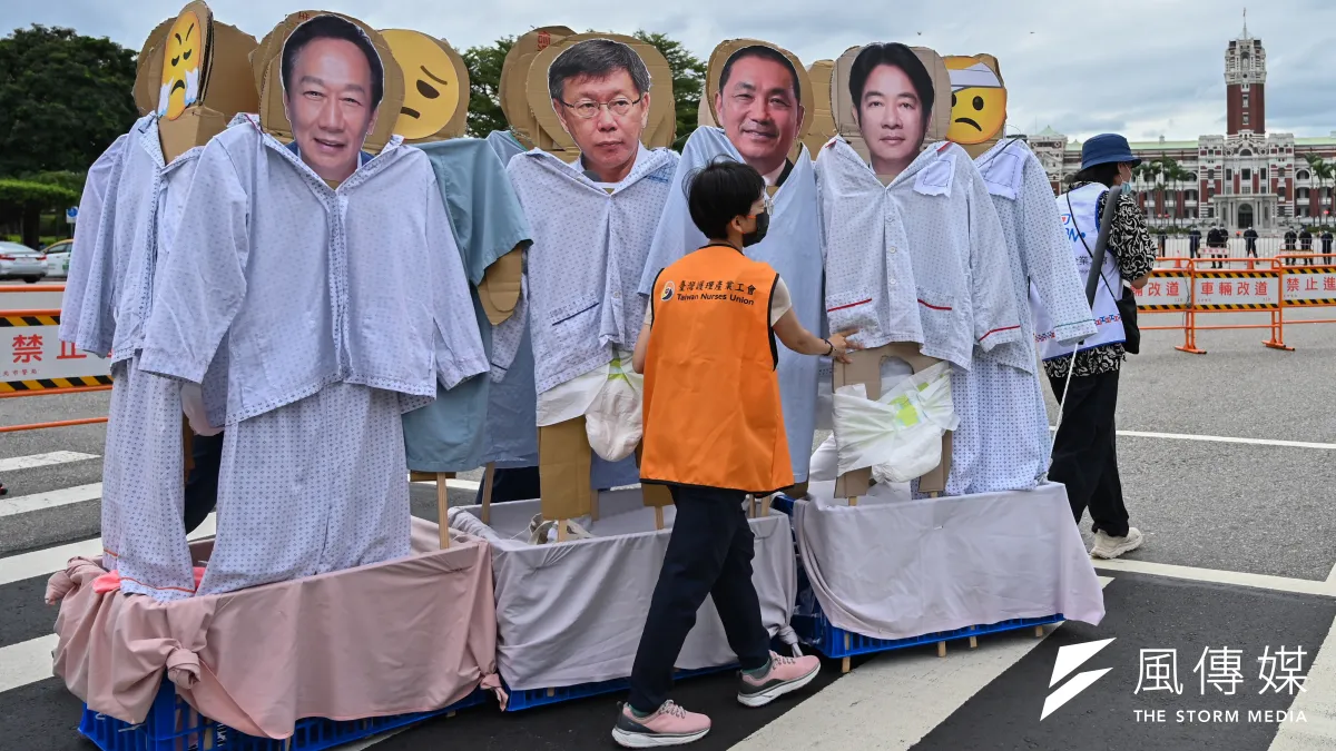 台灣醫療工會聯合會舉行「地獄職場嘉年華,醫療勞權大遊行」,並製作四位總統候選人立牌推車。(陳昱凱攝)