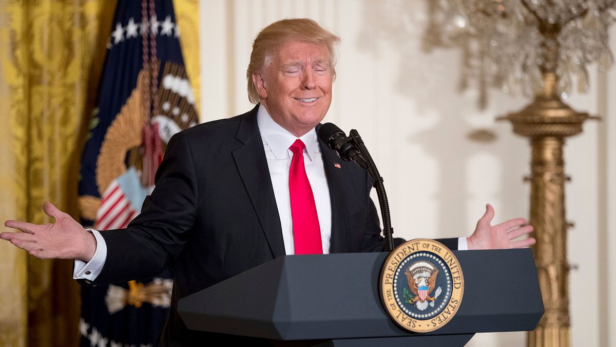 美國總統川普16日召開記者會,談論佛林私通俄國案、他與俄國的關聯、新政府政績、簽證禁令等。(AP) 美國總統川普16日召開記者會,談論佛林私通俄國案、他與俄國的關聯、新政府政績、簽證禁令等。(AP)