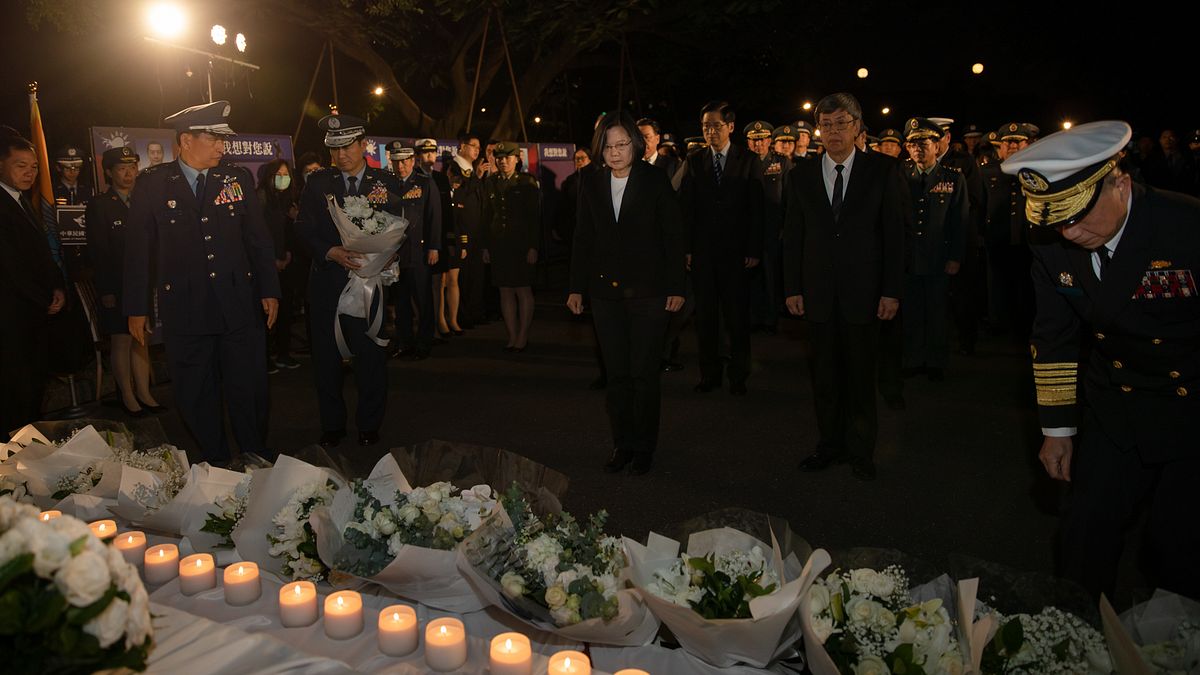 黑鷹直升機失事造成國軍8位將士殉職,總統蔡英文(右三)與副總統陳建仁(右二)等人均到台北賓館的追思會場致意。(總統府提供) 黑鷹直升機失事造成國軍8位將士殉職,總統蔡英文(右三)與副總統陳建仁(右二)等人均到台北賓館的追思會場致意。(總統府提供)