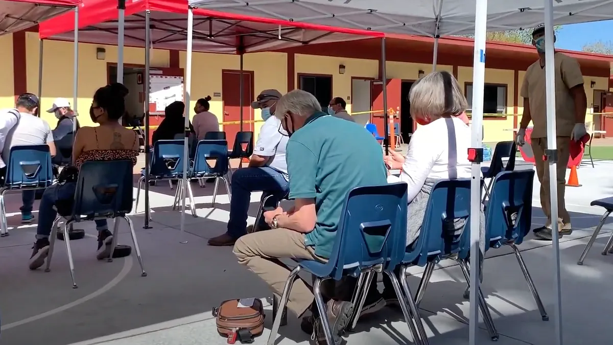 一名在美國的台灣網友Lisa分享自己接種COVID-19莫德納疫苗(Moderna)的經驗。(圖/擷取自Youtube) 一名在美國的台灣網友Lisa分享自己接種COVID-19莫德納疫苗(Moderna)的經驗。(圖/擷取自Youtube)