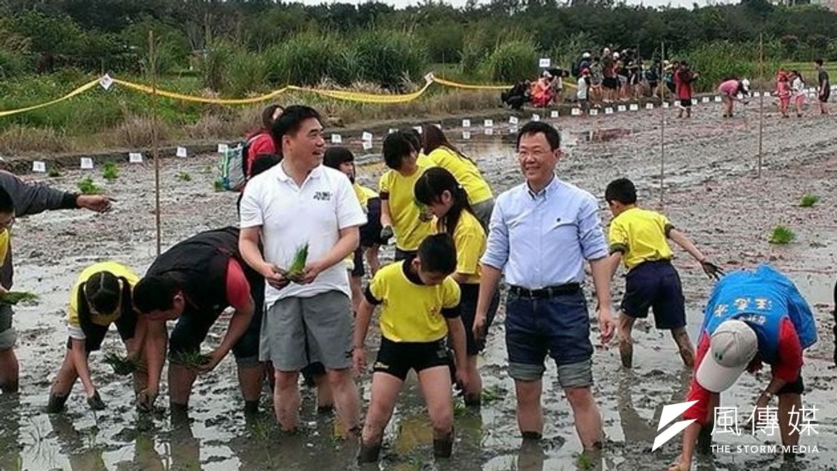 爭取國民黨台北市長選舉提名的立委丁守中要求辯論不可得。(圖為丁參加北投農會親子插秧活動,取自臉書) 爭取國民黨台北市長選舉提名的立委丁守中要求辯論不可得。(圖為丁參加北投農會親子插秧活動,取自臉書)