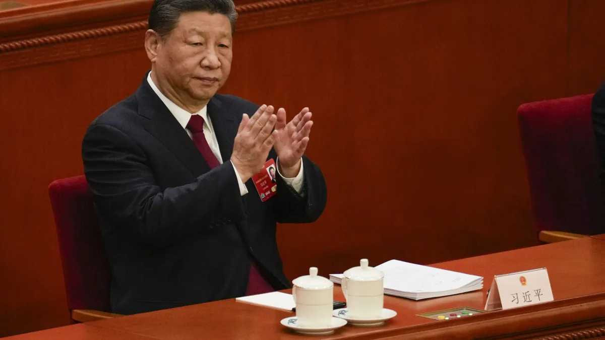 2025年3月5日,中國國家主席習近平於北京人民大會堂的全國兩會(人民代表大會、中國人民政治協商會議)開幕式上鼓掌。(美聯社)