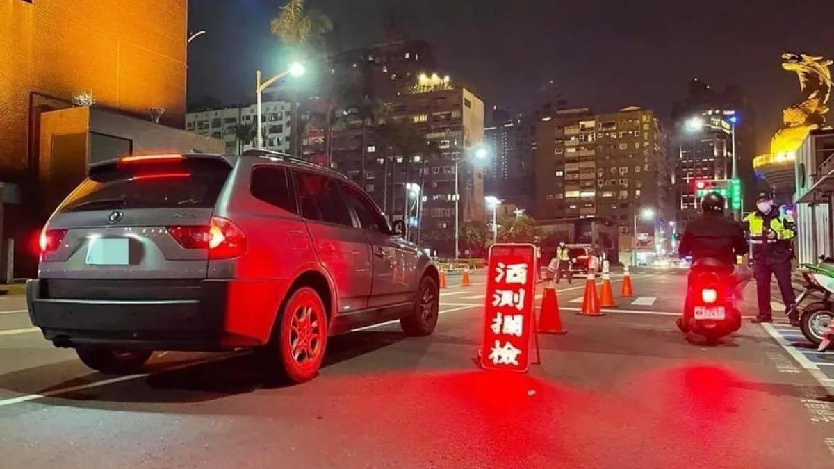 高市府警察局在路口強力取締執法,以達成嚇阻酒駕的效果。(圖/高市府提供)