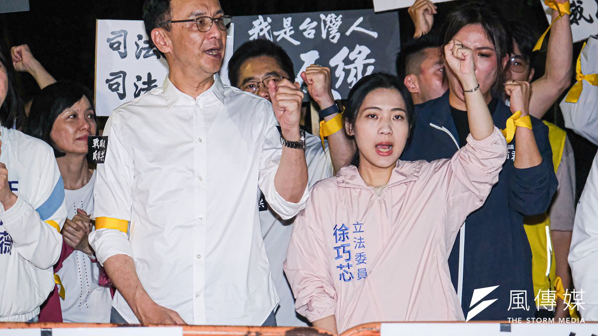 國民黨主席朱立倫(前左)18日號召支持者到北檢外聲援,圖為國民黨立委徐巧芯(前右)。(資料照,劉偉宏攝) 國民黨主席朱立倫(前左)18日號召支持者到北檢外聲援,圖為國民黨立委徐巧芯(前右)。(資料照,劉偉宏攝)