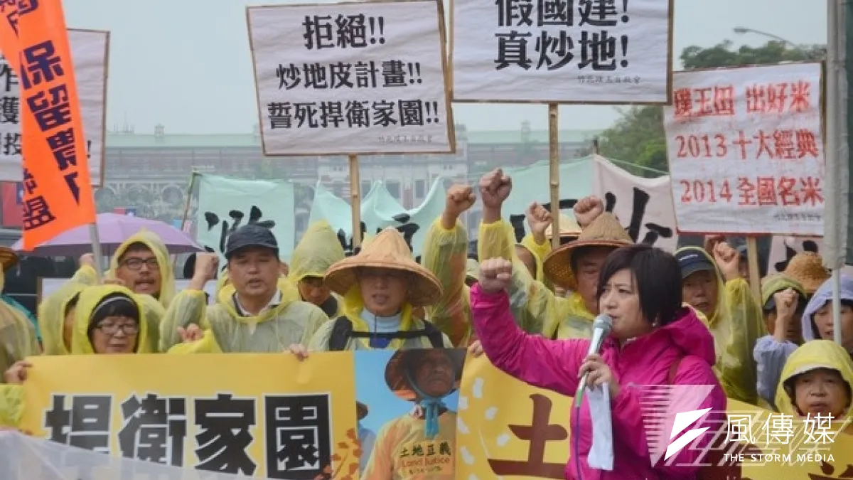 來自大埔、竹北、桃園、台南等全國各地的數十個反徵收自救會,13日上午冒雨齊聚總統府前抗議。(宋小海攝)