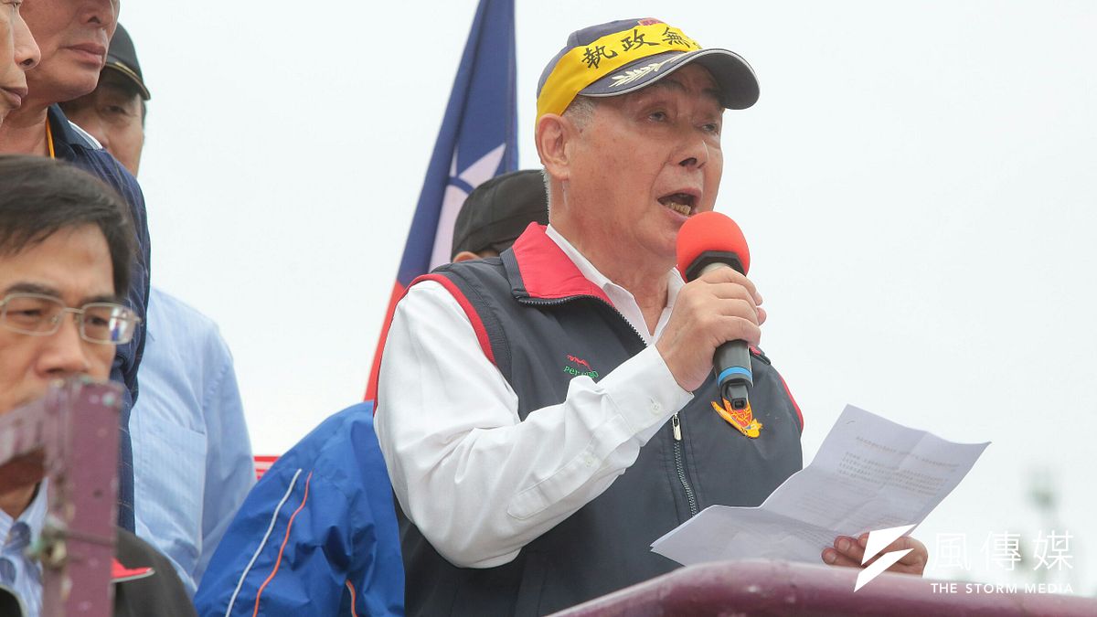 反年改團體八百壯士行政院前抗議軍人年改方案。退伍軍人協會代表吳其樑表示,反對用「污衊、醜化、矛盾對立手段進行不公不義剝奪退休金的違法濫權行為」。(顏麟宇攝) 反年改團體八百壯士行政院前抗議軍人年改方案。退伍軍人協會代表吳其樑表示,反對用「污衊、醜化、矛盾對立手段進行不公不義剝奪退休金的違法濫權行為」。(顏麟宇攝)