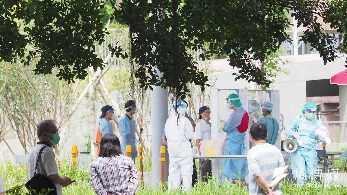 防疫不能只靠政府,需要官方與民間共同努力。圖為新北市機動篩檢站的醫護人員為民眾檢疫。(柯承惠攝) 防疫不能只靠政府,需要官方與民間共同努力。圖為新北市機動篩檢站的醫護人員為民眾檢疫。(柯承惠攝)