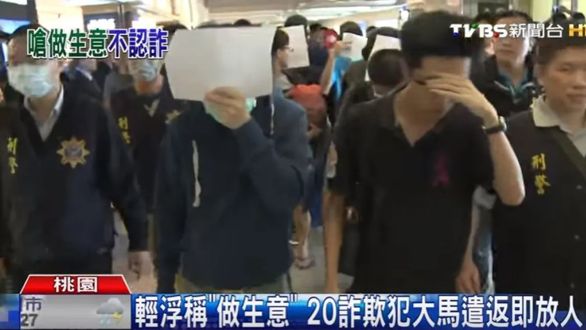 涉及跨境詐騙案的5名台籍嫌疑人,16日晚間遣返回台。圖為上月自馬來西亞遣返的台灣籍詐騙嫌犯,回台後立即獲釋。(取自TVBS新聞)