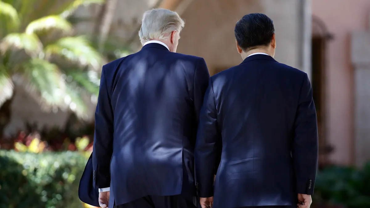 米中首脳会談2日目、アメリカ大統領トランプ氏と中国国家主席習近平氏が7日にフロリダ州マールア・ラーゴで散歩する様子。(AP) 米中首脳会談2日目、アメリカ大統領トランプ氏と中国国家主席習近平氏が7日にフロリダ州マールア・ラーゴで散歩する様子。(AP)
