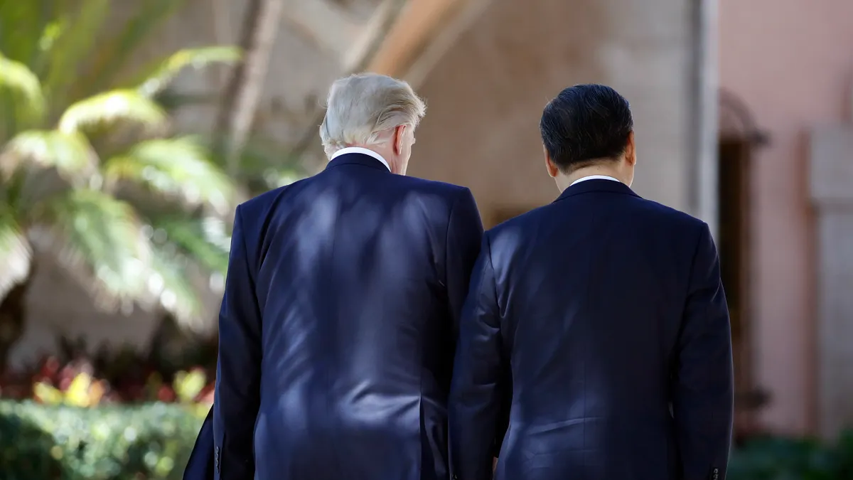 米中首脳会談2日目、アメリカのトランプ大統領と中国の習近平国家主席がフロリダのマール・ア・ラーゴで散歩する様子。(写真/AP通信提供) 米中首脳会談2日目、アメリカのトランプ大統領と中国の習近平国家主席がフロリダのマール・ア・ラーゴで散歩する様子。(写真/AP通信提供)