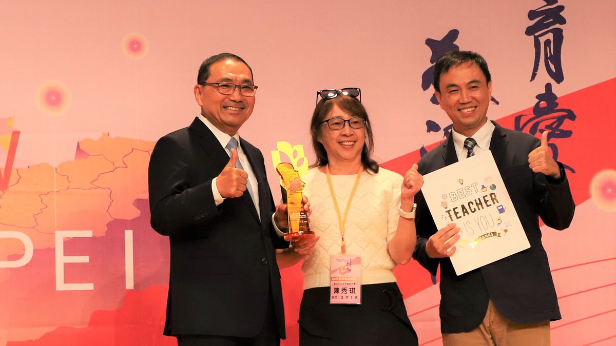 服務滿40年的資深優良教師陳秀琪老師接受市長侯友宜表揚,學生(陳瑞峰副教授)開心陪同出席。(圖/新北市教育局提供) 服務滿40年的資深優良教師陳秀琪老師接受市長侯友宜表揚,學生(陳瑞峰副教授)開心陪同出席。(圖/新北市教育局提供)