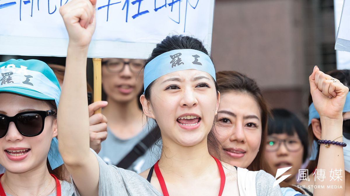 華航罷工空服員24日至民進黨部前抗議遞交陳情書。(顏麟宇攝) 華航罷工空服員24日至民進黨部前抗議遞交陳情書。(顏麟宇攝)