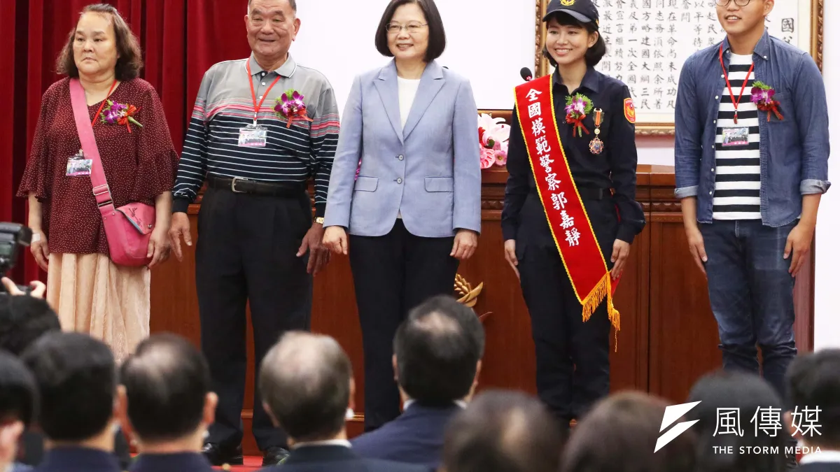 總統蔡英文15日上午前往警政署主持「警察節慶祝大會」,會中頒獎表揚今年獲選為全國模範警察的28名同仁。(蘇仲泓攝)