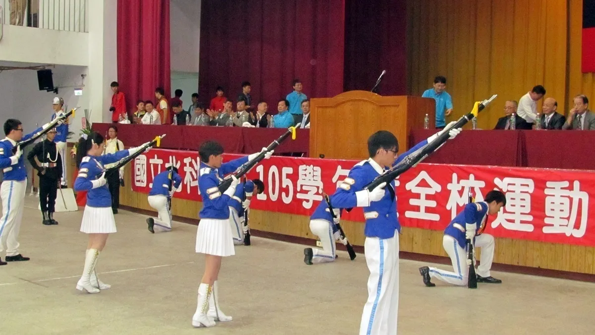 北科附工運動會冒雨舉行 學子變裝進場秀青春活力