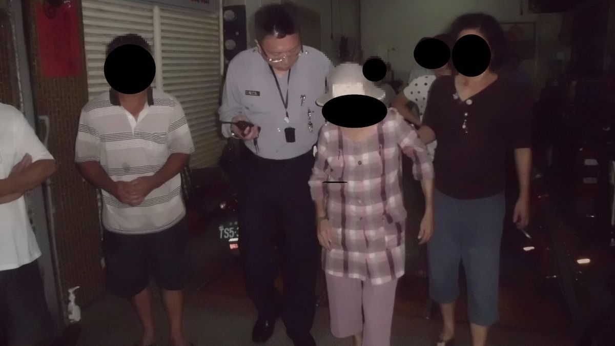 迷失老婦馬路游走 熱心民眾報警助返家 迷失老婦馬路游走 熱心民眾報警助返家