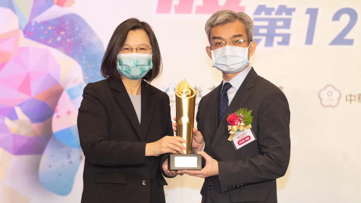 中信金控榮獲109年教育部體育署「體育推手獎」四項大獎,旗下子公司中信銀行囊括「贊助類-金質獎」與「贊助類-長期贊助獎」,並首度獲「推展類-銅質獎」,總統蔡英文(左)頒發獎座予中信銀行公共關係暨公益推展處處長林永勝(右)。(中信金控提供)