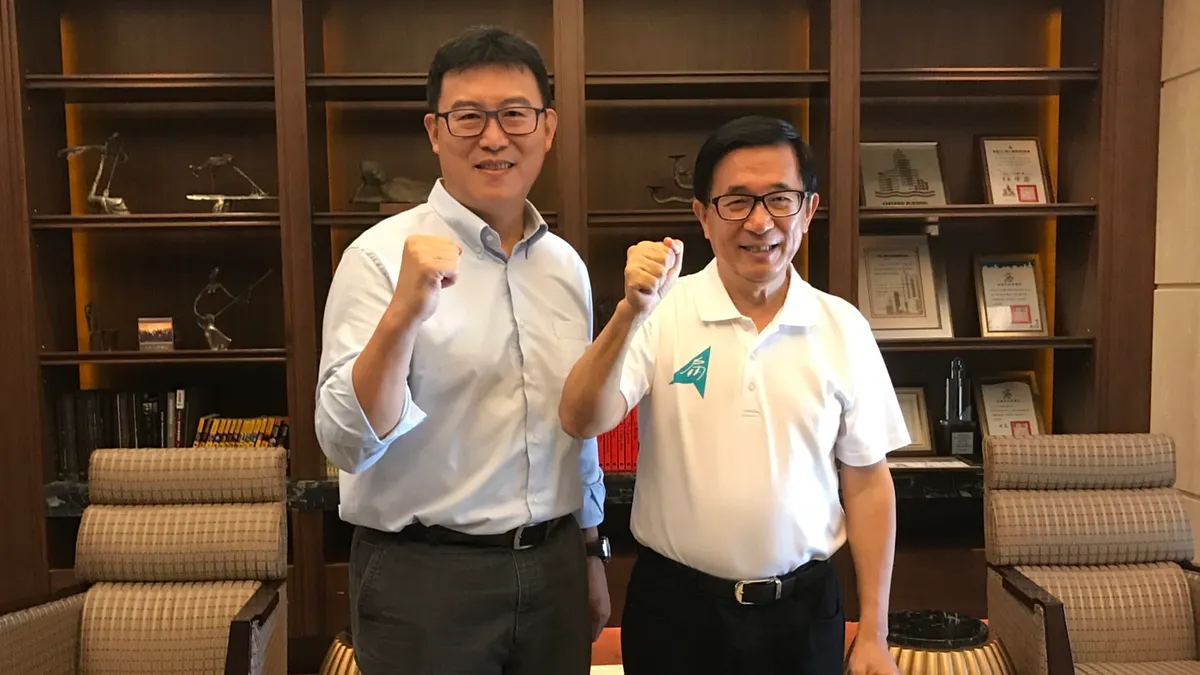 民進黨台北市長參選人姚文智(左)南下高雄拜會前總統陳水扁(右)請陳水扁擔任他的市政和選舉最高顧問。(姚文智辦公室提供)