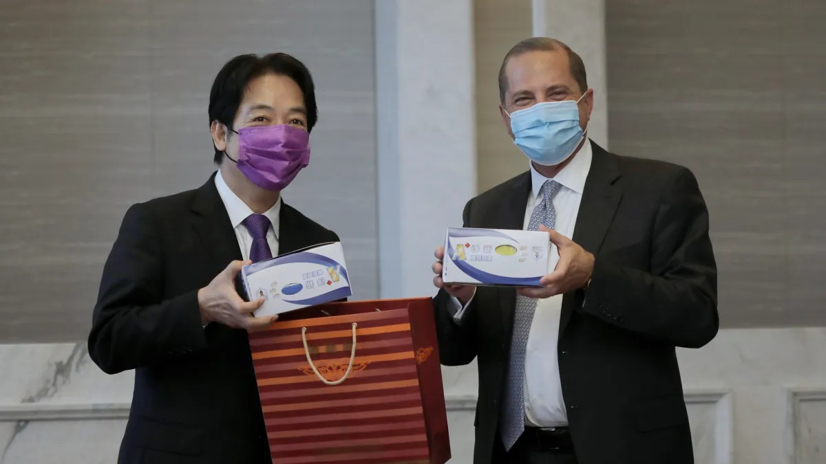 過去展現出是較為草根、本土形象的副總統賴清德(左),其實一直以來與駐外代表都有不錯的互動。圖為賴清德設宴款待美國衛生部長艾薩。(資料照,總統府提供)